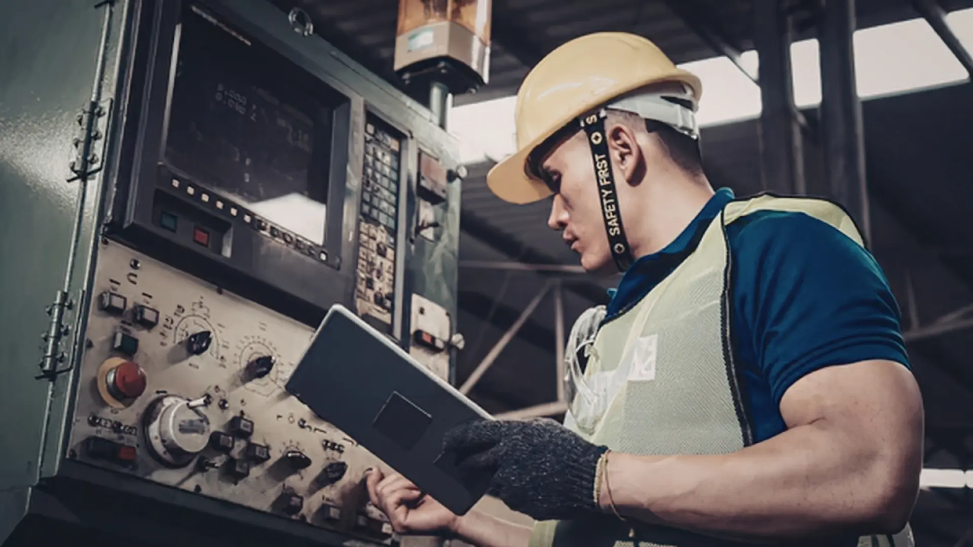 Técnico mecânico SSE operando equipamento industrial com tablet
