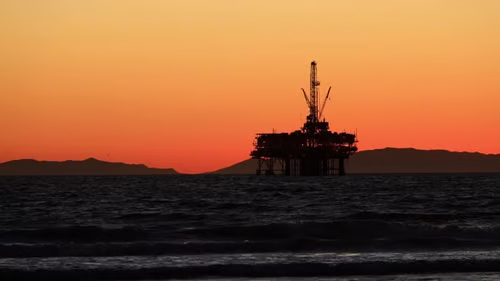 Plataforma offshore em operação ao entardecer