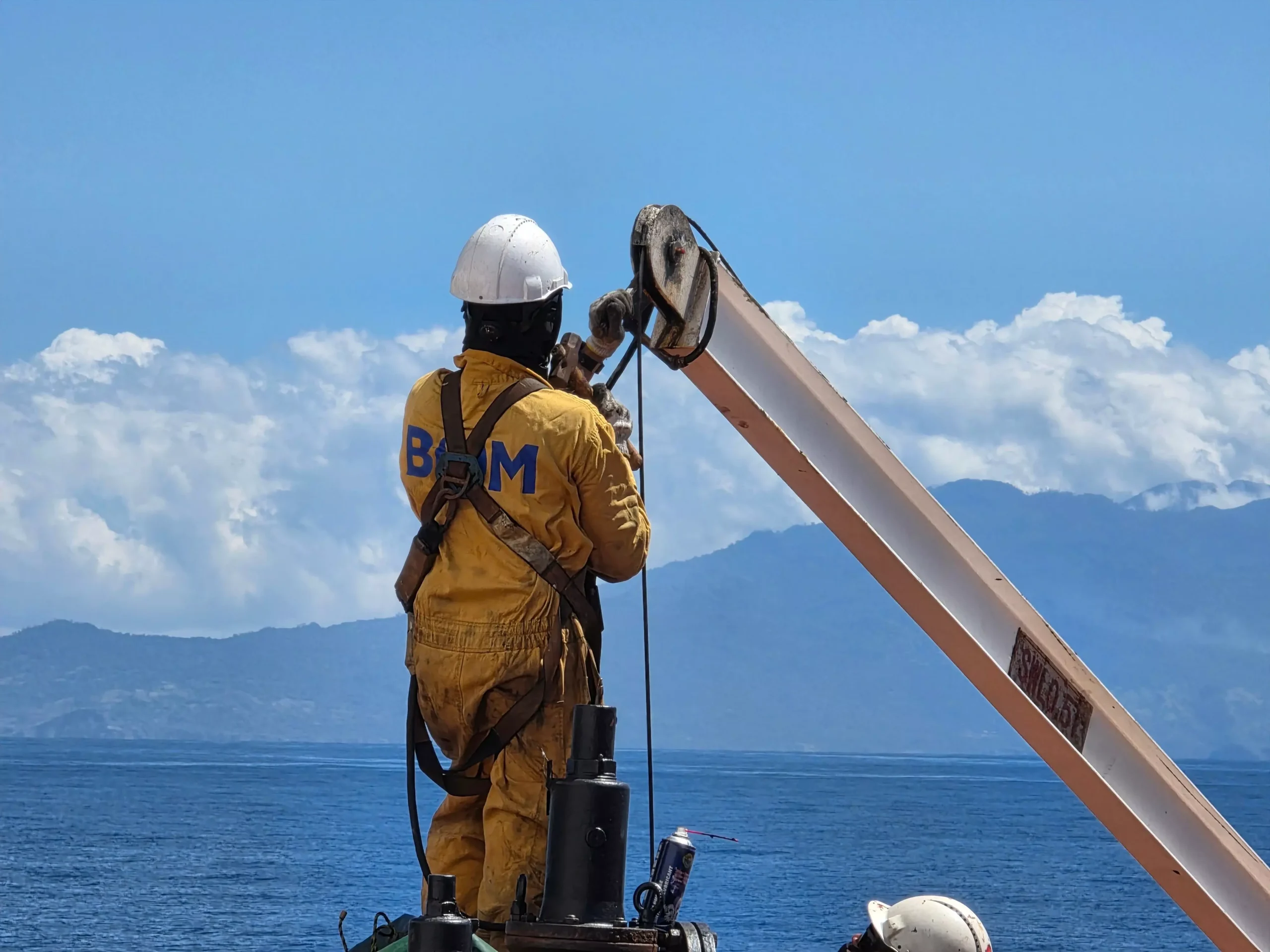 Profissional IRATA SSE com equipamento de acesso por cordas